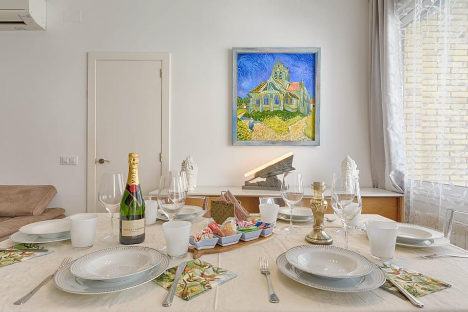 Living room, Dining area, Food, Drinks
