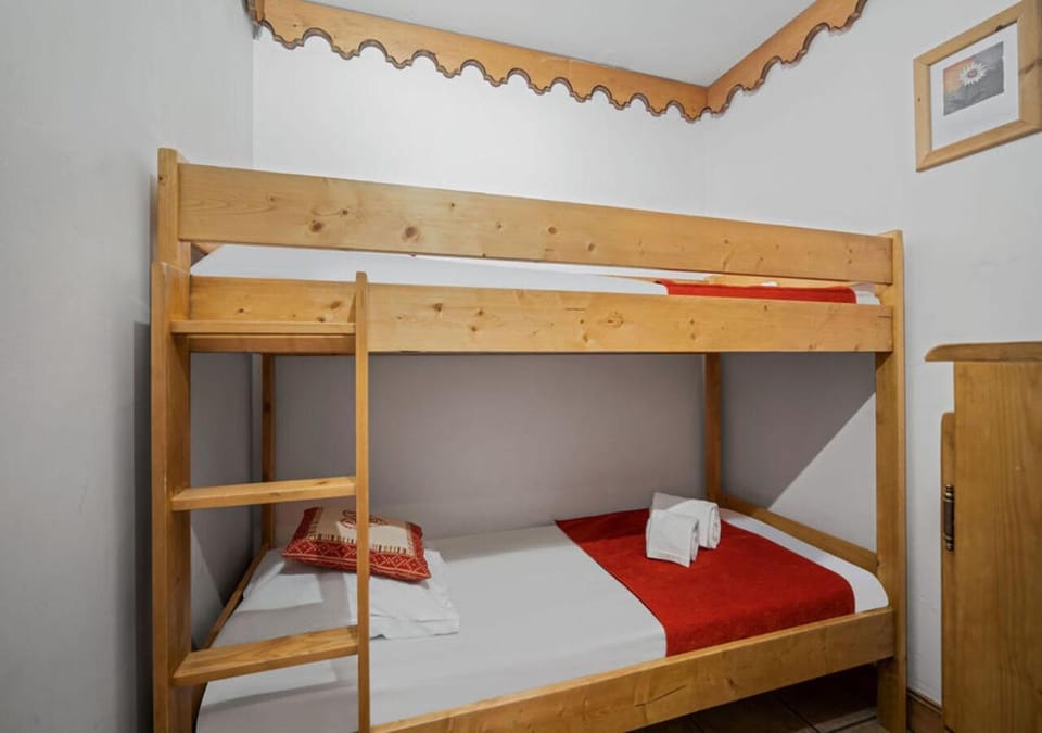 Photo of the whole room, Bedroom, bunk bed