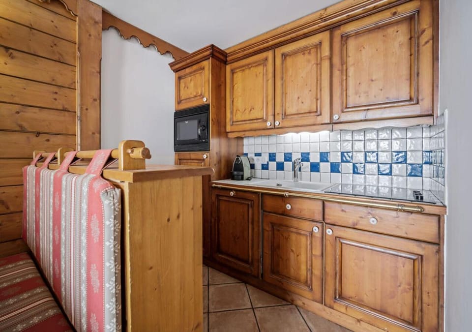 Coffee/tea facilities, microwave, stove, kitchen