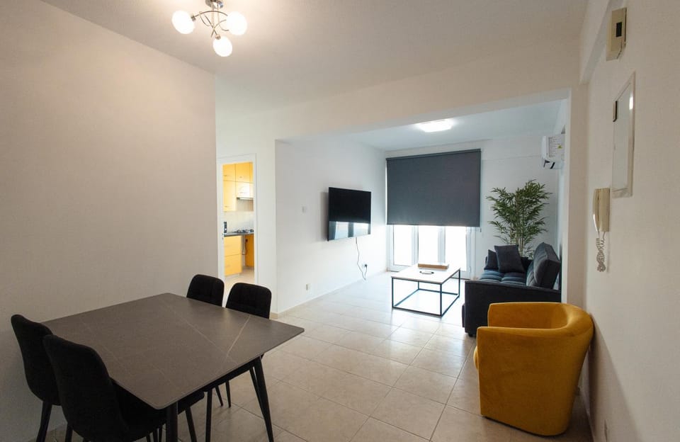 Communal lounge/ TV room, TV and multimedia, Living room, Seating area, Dining area