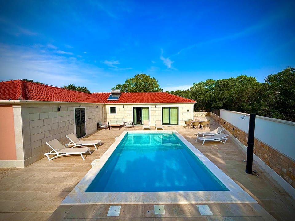 Property building, Patio, Day, Natural landscape, Summer, Pool view, Swimming pool, sunbed