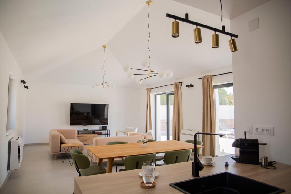 Day, Summer, TV and multimedia, Kitchen or kitchenette, Living room, Seating area, Dining area