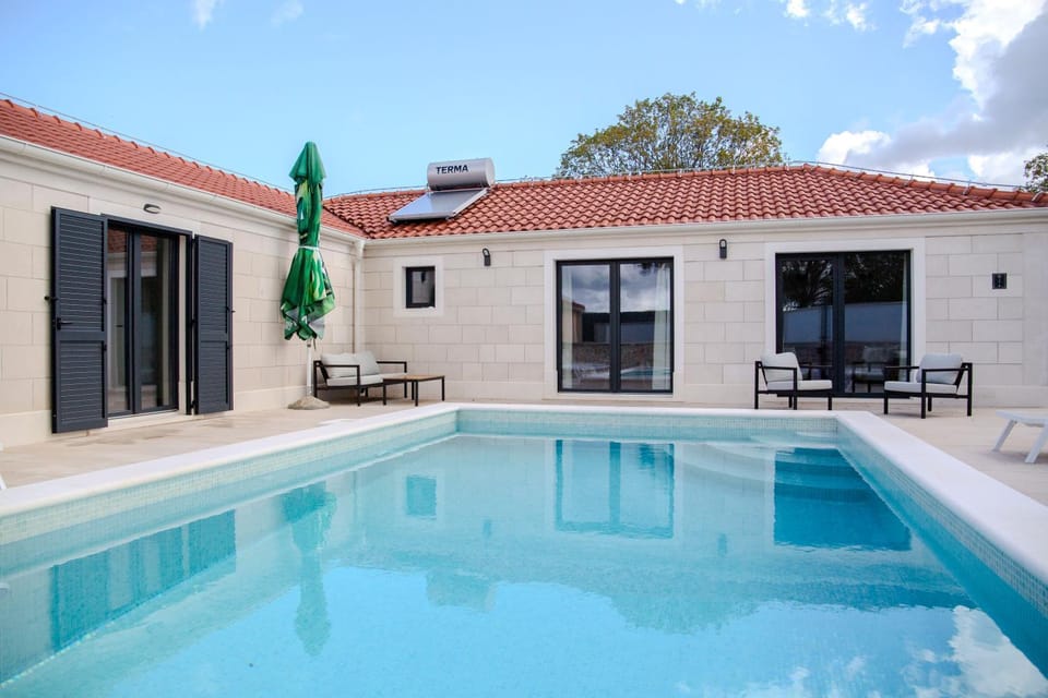 Property building, Patio, Day, Swimming pool, sunbed