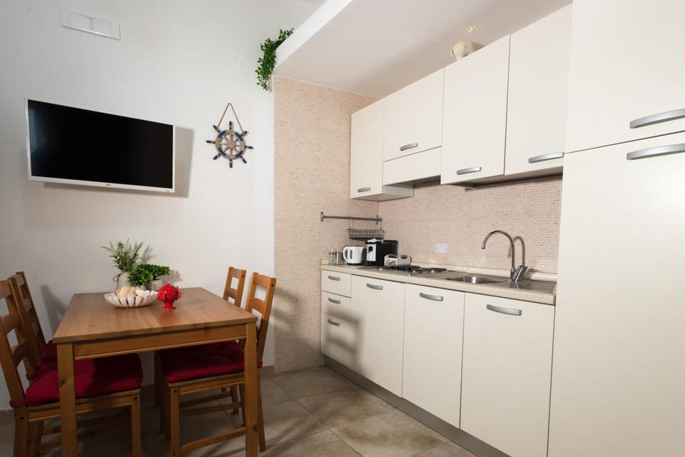 Coffee/tea facilities, Kitchen or kitchenette, Dining area