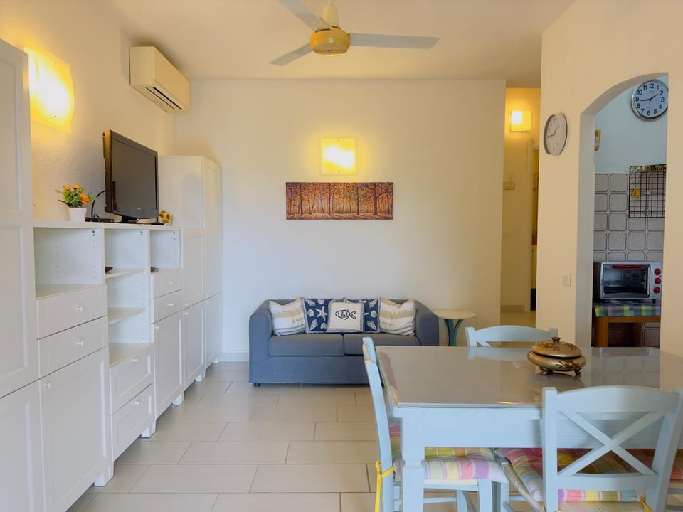 TV and multimedia, Living room, Seating area, Dining area, air conditioner