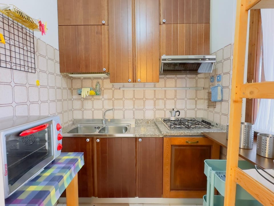 Kitchen or kitchenette, dishwasher, stove