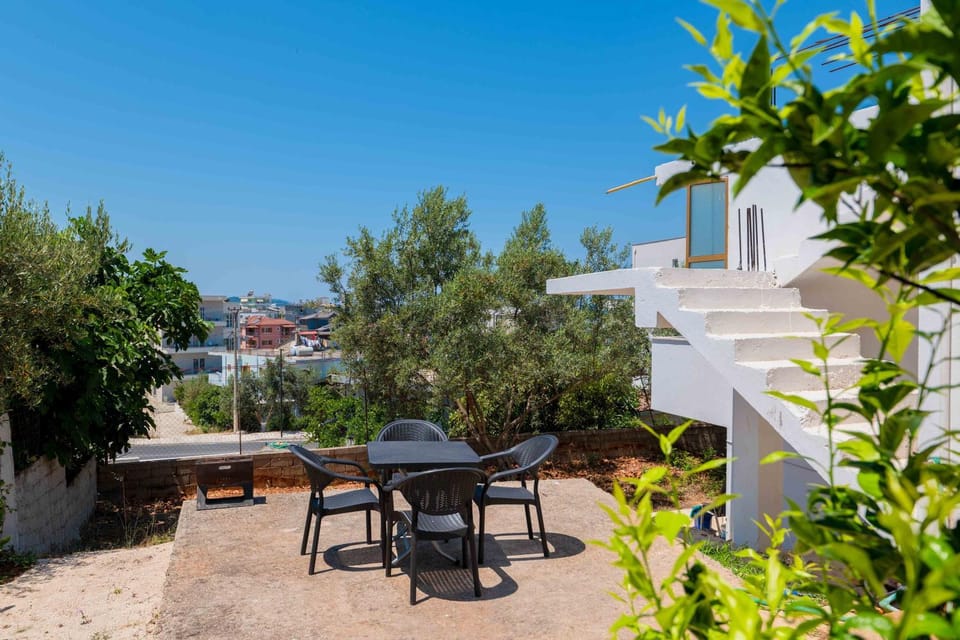 Property building, Spring, Day, Garden, View (from property/room), Balcony/Terrace, Dining area, Garden view