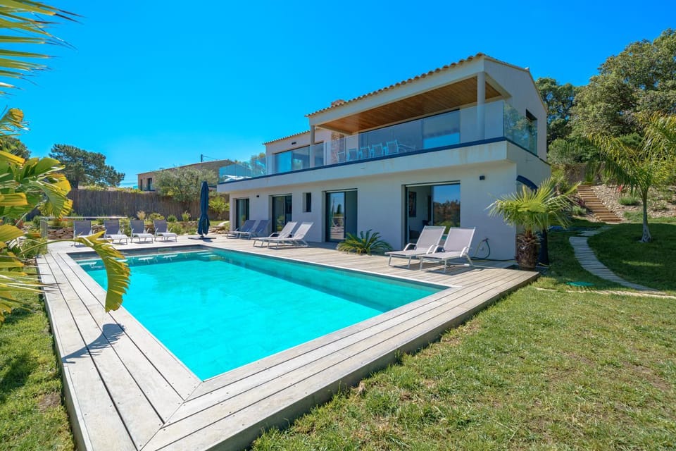 Villa de la Madrague Vue Mer à 200m de la Plage sur La Presqu' île de Giens Sea and Mountain Pleasure Villa in Hyères