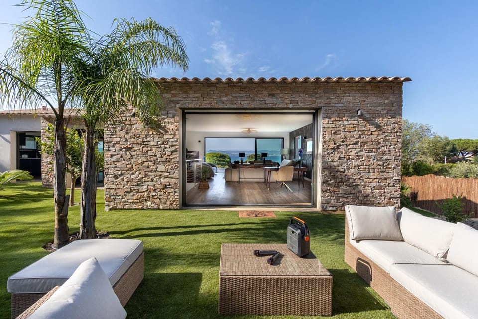 Property building, Patio, Garden, Living room, Seating area, Garden view, sunbed