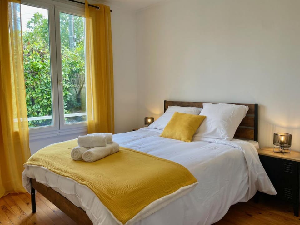 Photo of the whole room, Bedroom
