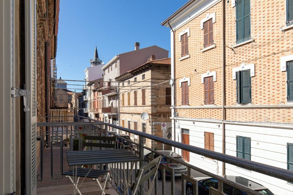 Pola Rooms - Holiday Home by Host Hero House in Civitanova Marche