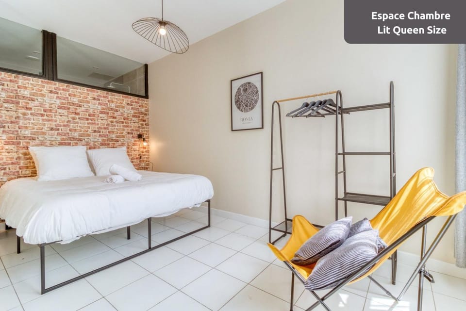 Bed, Bedroom, towels