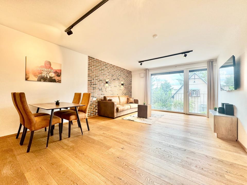 TV and multimedia, Living room, Seating area, Dining area