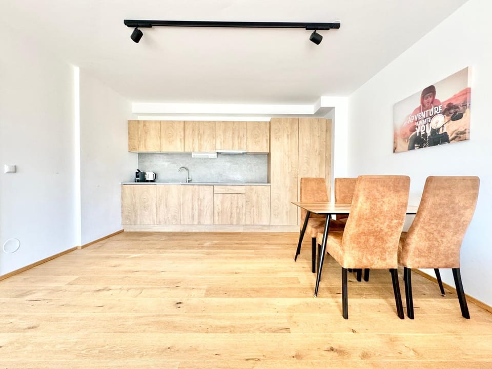 Kitchen or kitchenette, Living room, Seating area, Dining area