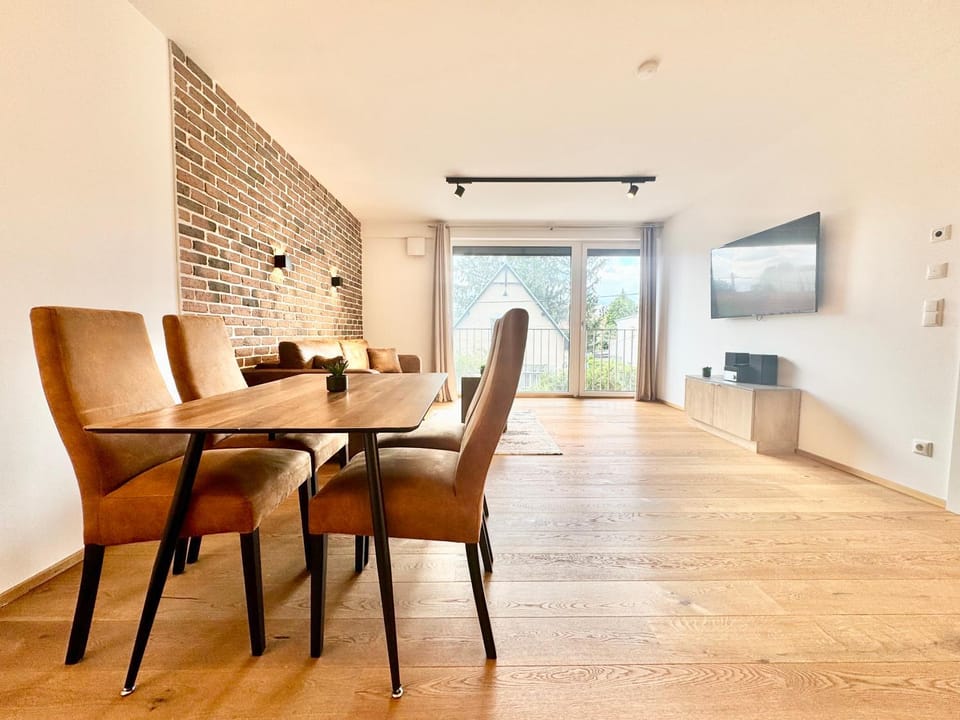 TV and multimedia, Living room, Seating area, Dining area