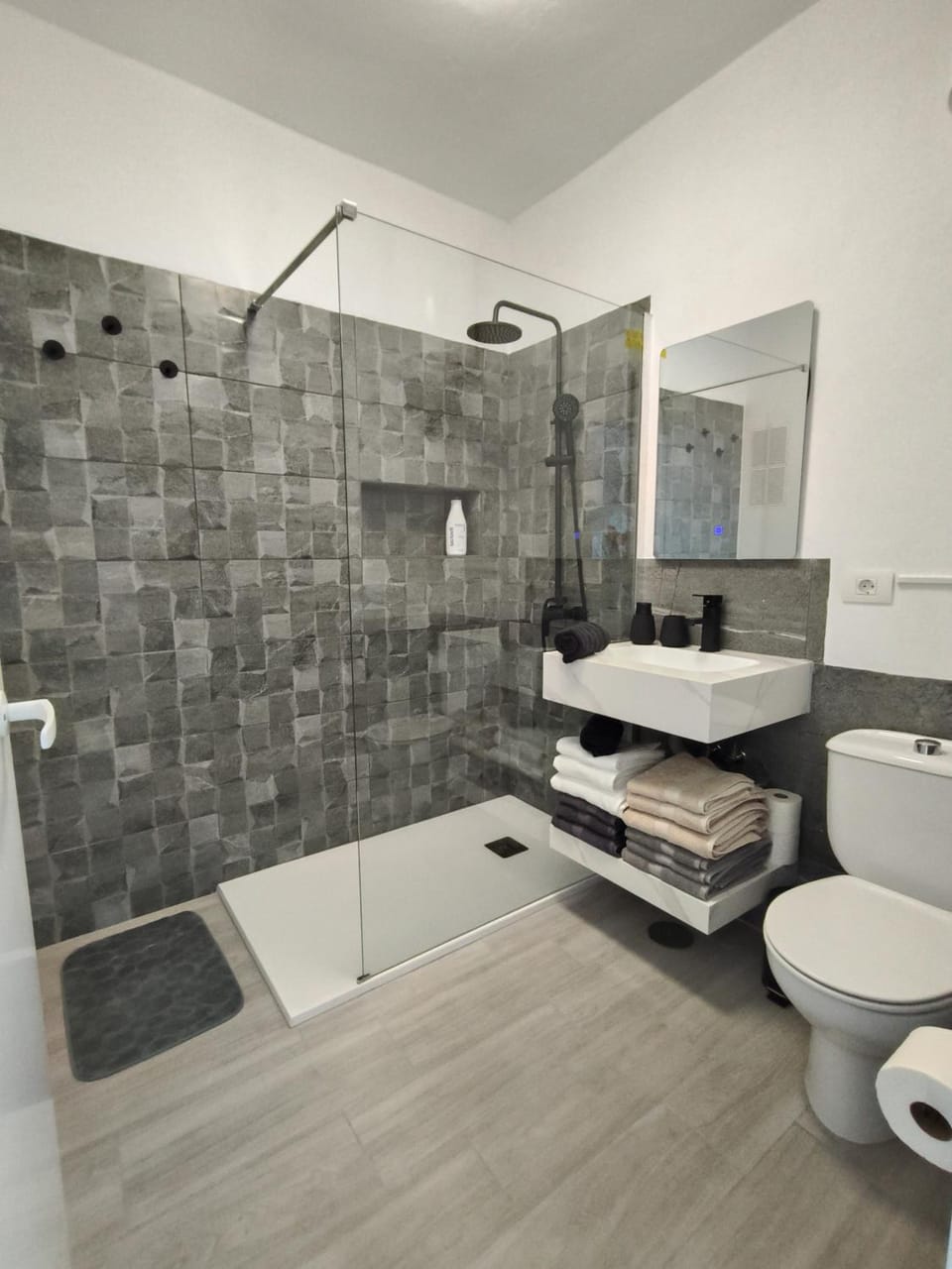 Shower, Bathroom, towels
