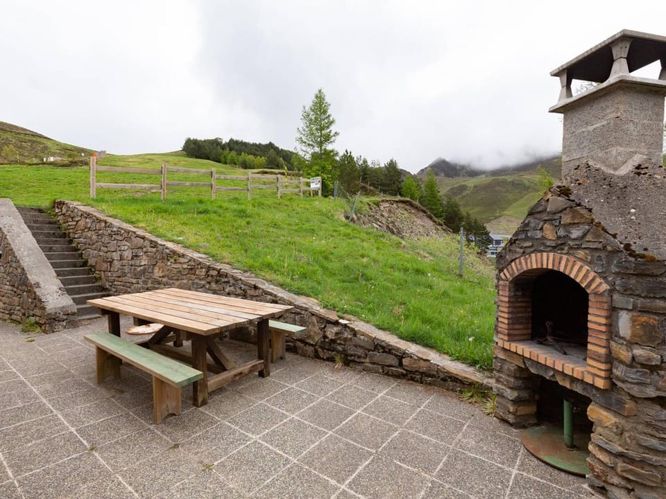 Chalet duplex à Peyragudes: 6 pers, 3 ch, BBQ, accès sentiers, Skyvall et services en option - FR-1-695-48 Chalet in Catalonia