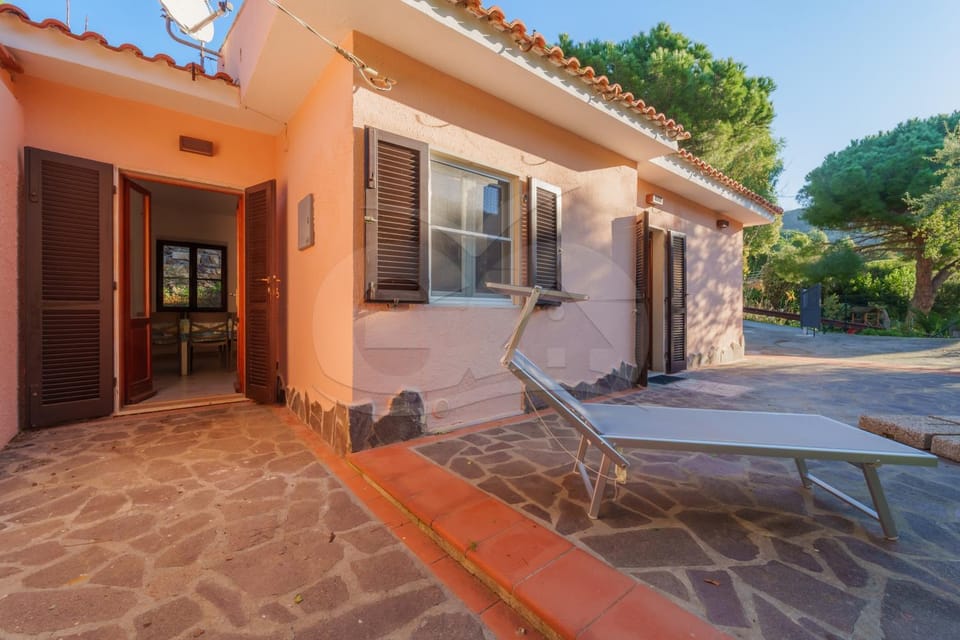 Property building, Patio, Day, Dining area, sunbed