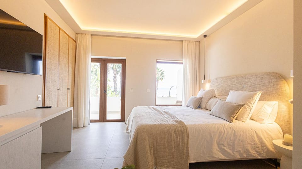 Bed, TV and multimedia, Balcony/Terrace, Bedroom, Sea view, minibar, wardrobe