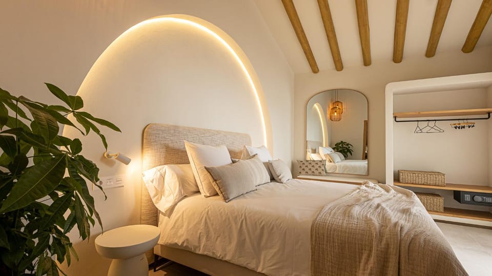 Bed, Photo of the whole room, Seating area, Bedroom, safe