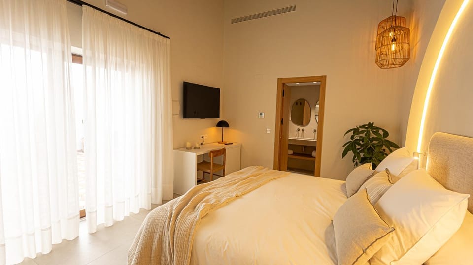 Bed, TV and multimedia, Bedroom