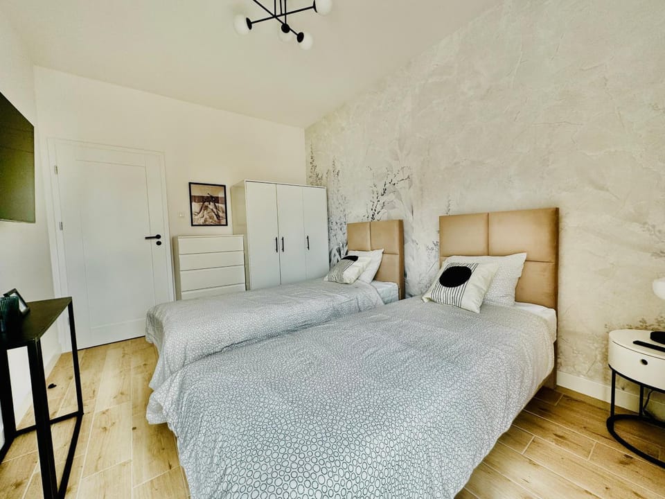 Bed, TV and multimedia, Photo of the whole room, Bedroom, wardrobe