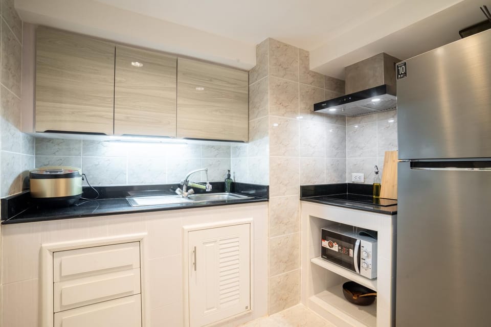 microwave, stove, kitchen