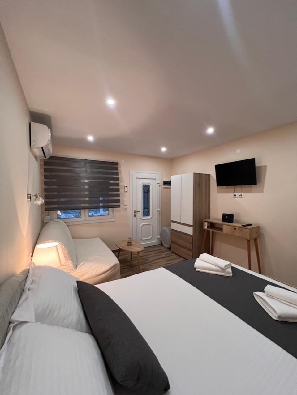 Bed, TV and multimedia, Living room, Photo of the whole room, Bedroom, air conditioner