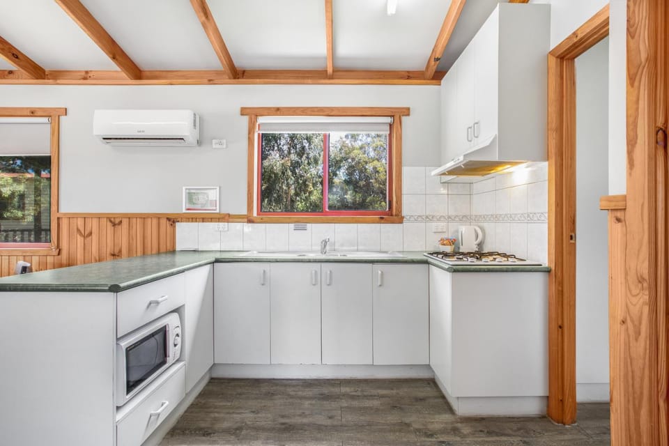 Kitchen or kitchenette, minibar, stove