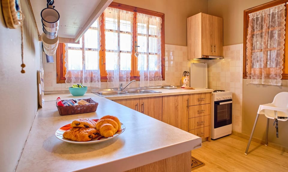 Kitchen or kitchenette, Dining area, stove, toaster