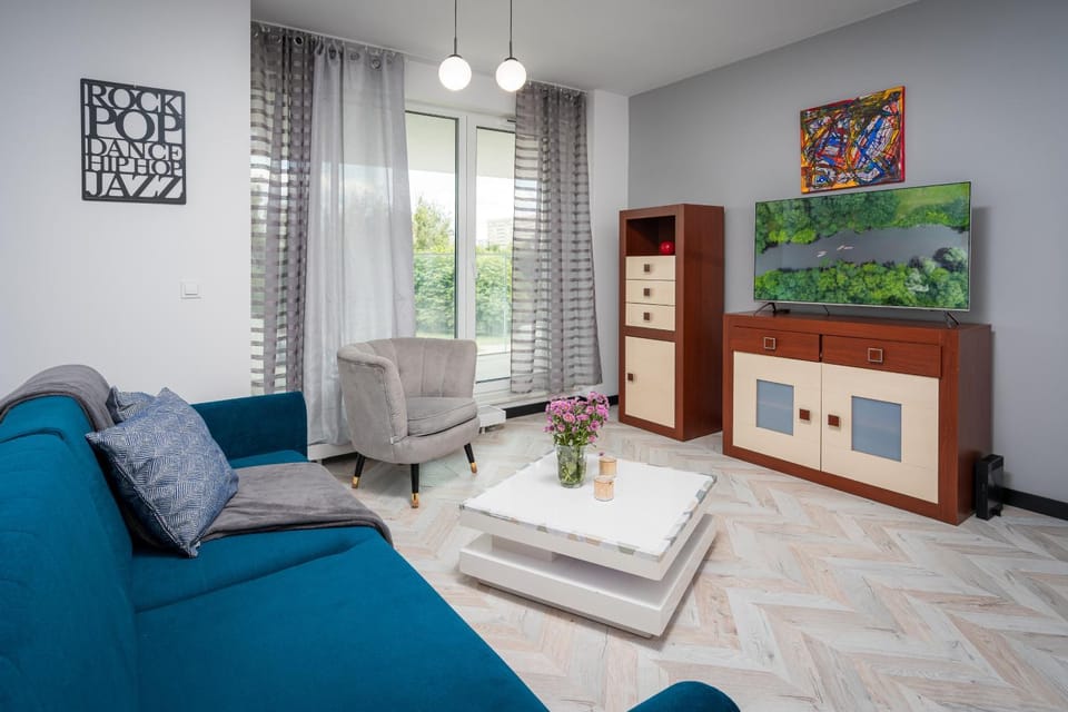 TV and multimedia, Living room, Seating area, Evening entertainment