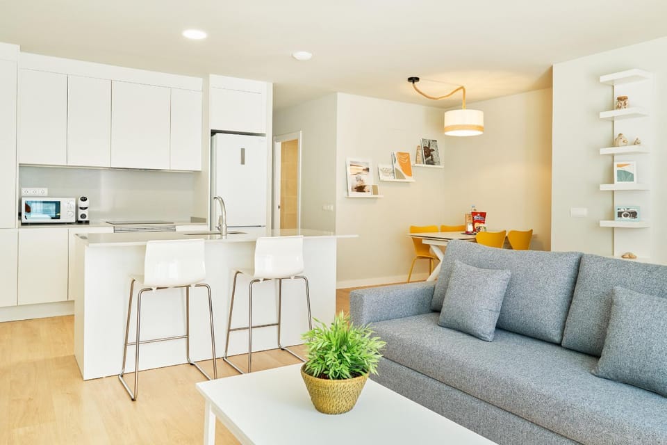Kitchen or kitchenette, Living room, Seating area, Dining area