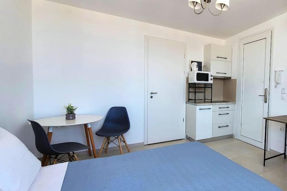 Coffee/tea facilities, Kitchen or kitchenette, Photo of the whole room, Dining area