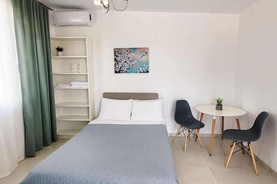 Bed, Photo of the whole room, Seating area, Bedroom