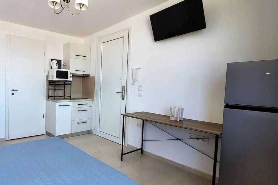 TV and multimedia, Kitchen or kitchenette, Photo of the whole room, Dining area