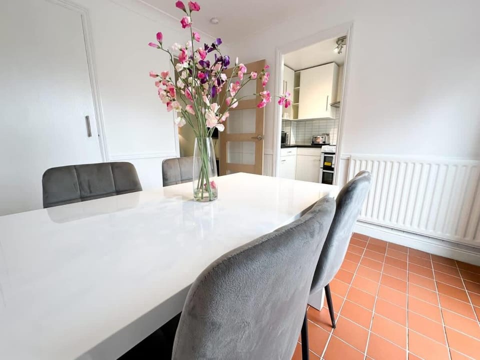 Anchorage Place by Blue Skies Stays House in England