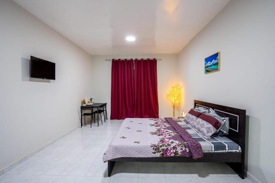 Bed, TV and multimedia, Photo of the whole room, Bedroom