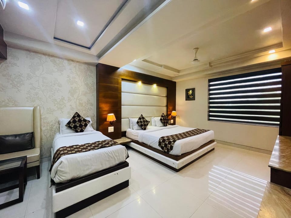 Living room, Photo of the whole room, Seating area, Bedroom, air conditioner