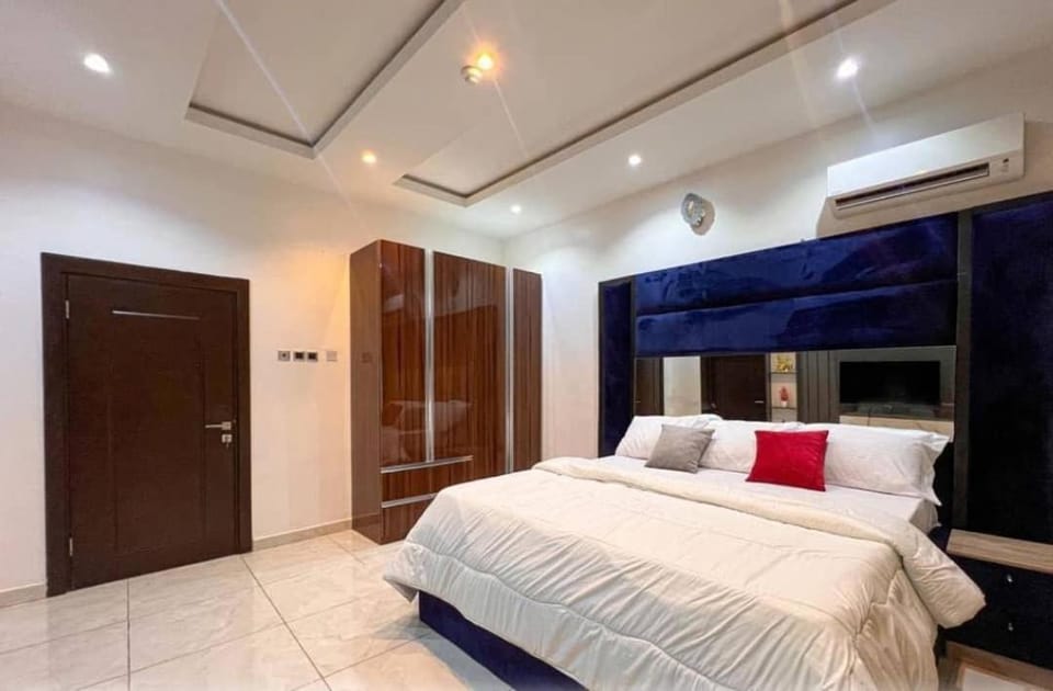 3bedroom luxury apartment with pool, snooker, ps5 in lekki phase 1 Apartment in Lagos, Nigeria