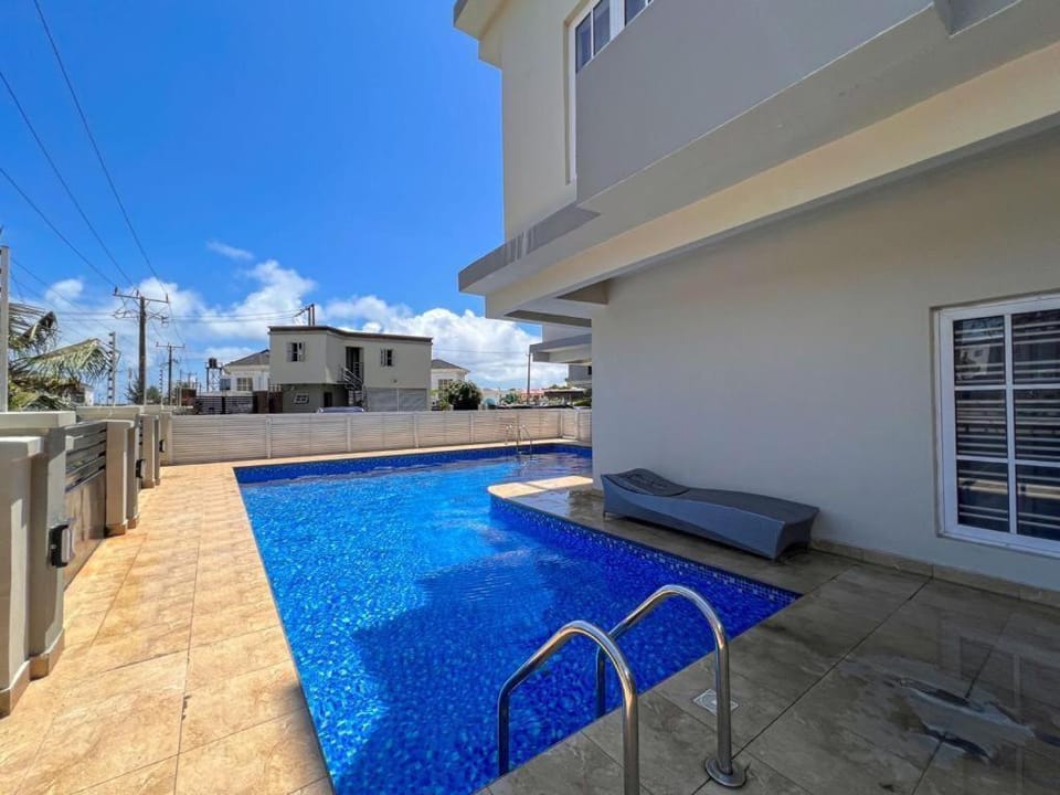3bedroom luxury apartment with pool, snooker, ps5 in lekki phase 1 Apartment in Lagos, Nigeria