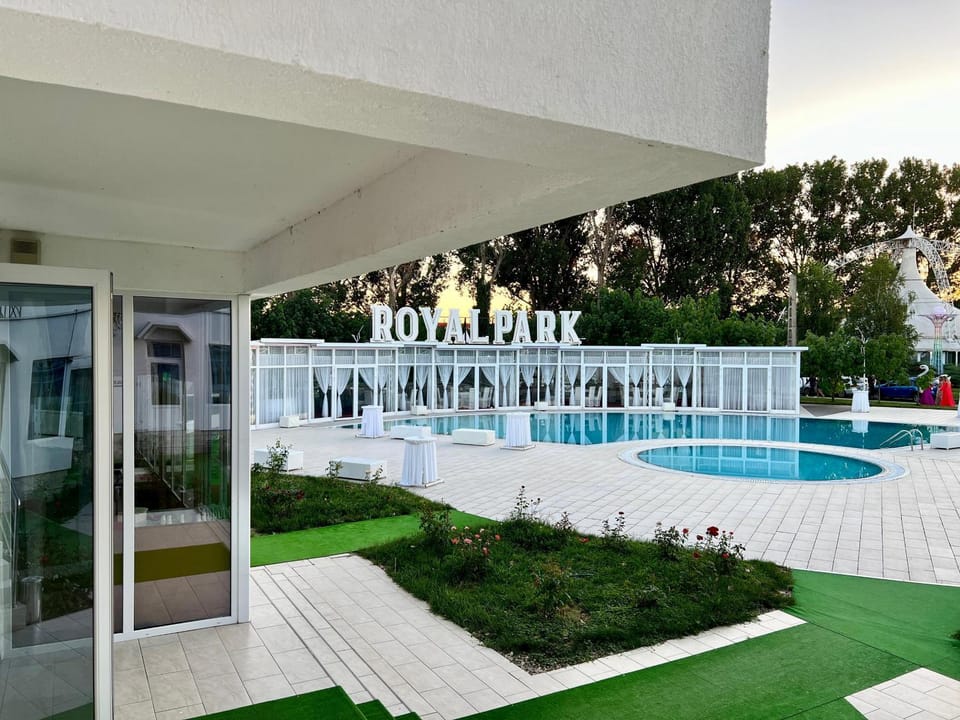 Day, Swimming pool