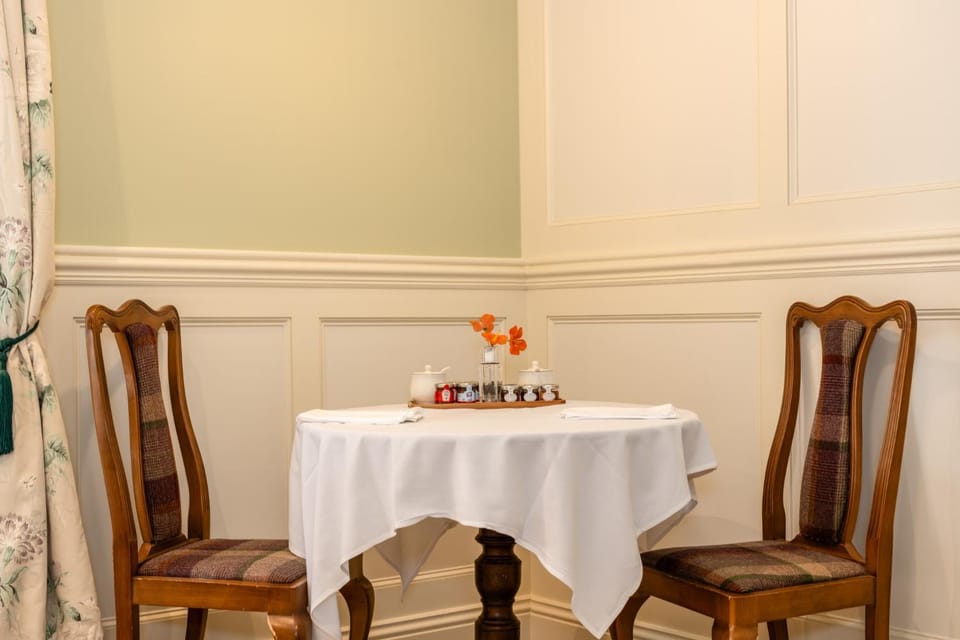 Seating area, Breakfast
