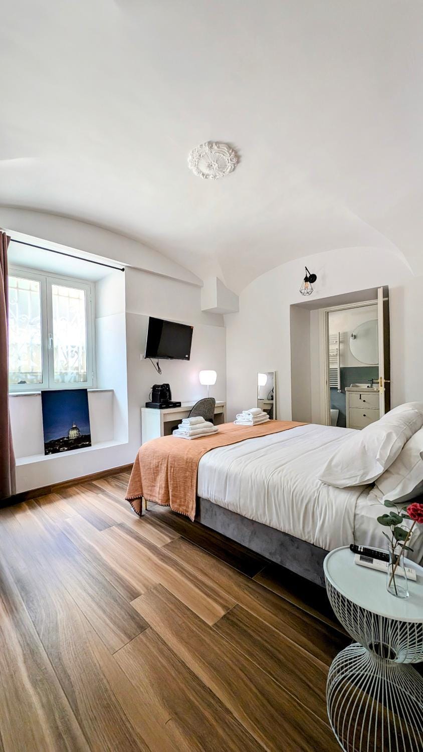 Bed, TV and multimedia, Photo of the whole room, Bedroom