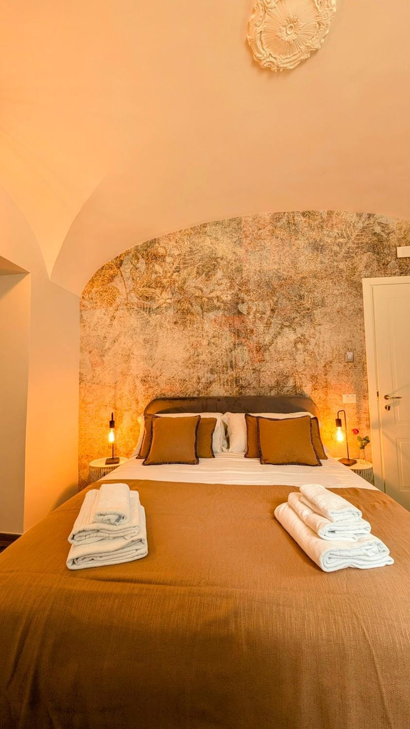 Bed, Photo of the whole room, Bedroom, towels