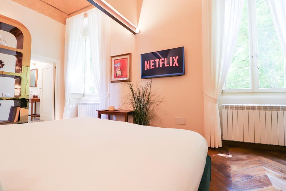 Bed, TV and multimedia, Bedroom