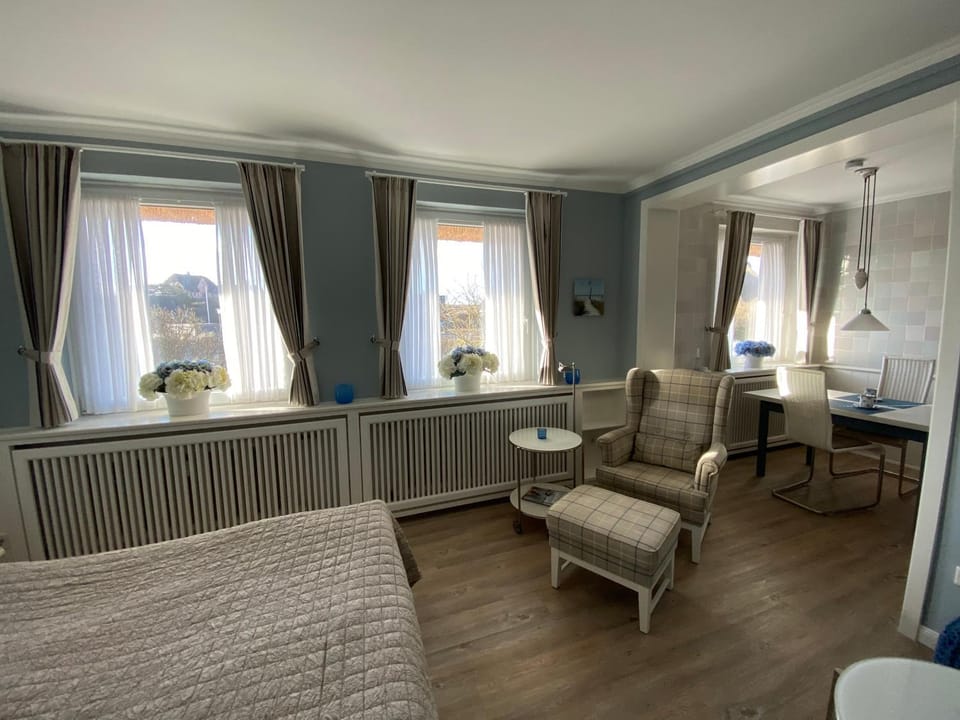 Bed, Photo of the whole room, Seating area