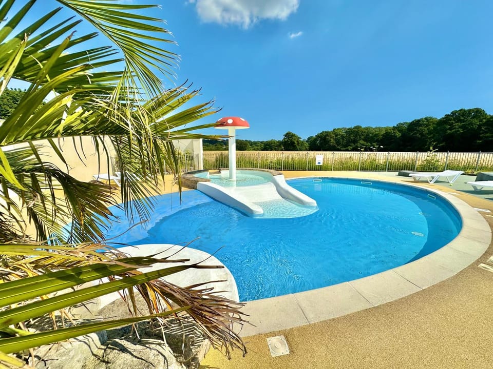 Day, Pool view