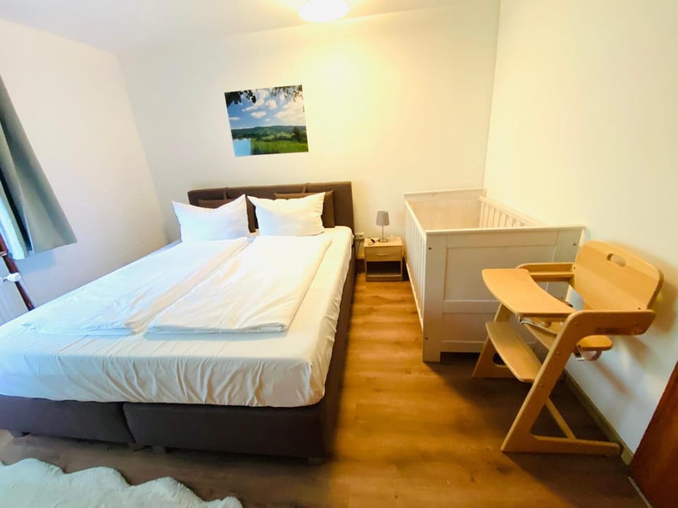 Ferienwohnung Schönblick inklusive Hallenbad, Sauna, Außenpool & Fitnessstudio, familienfreundlich ausgestattet, großes 2-Zimmer-Apartment Apartment in Straubing-Bogen