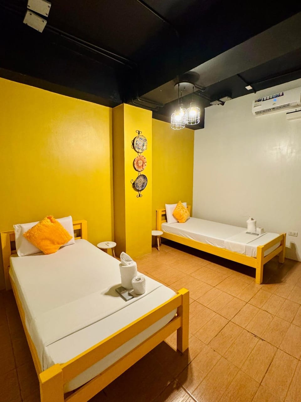 Bed, Photo of the whole room, Bedroom, air conditioner