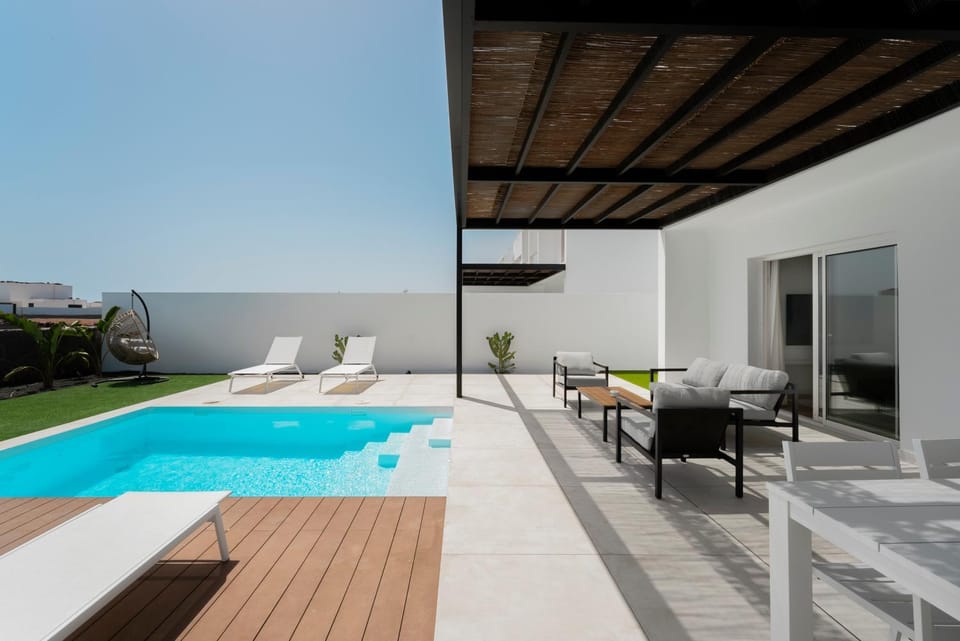 Property building, Balcony/Terrace, Pool view, Swimming pool